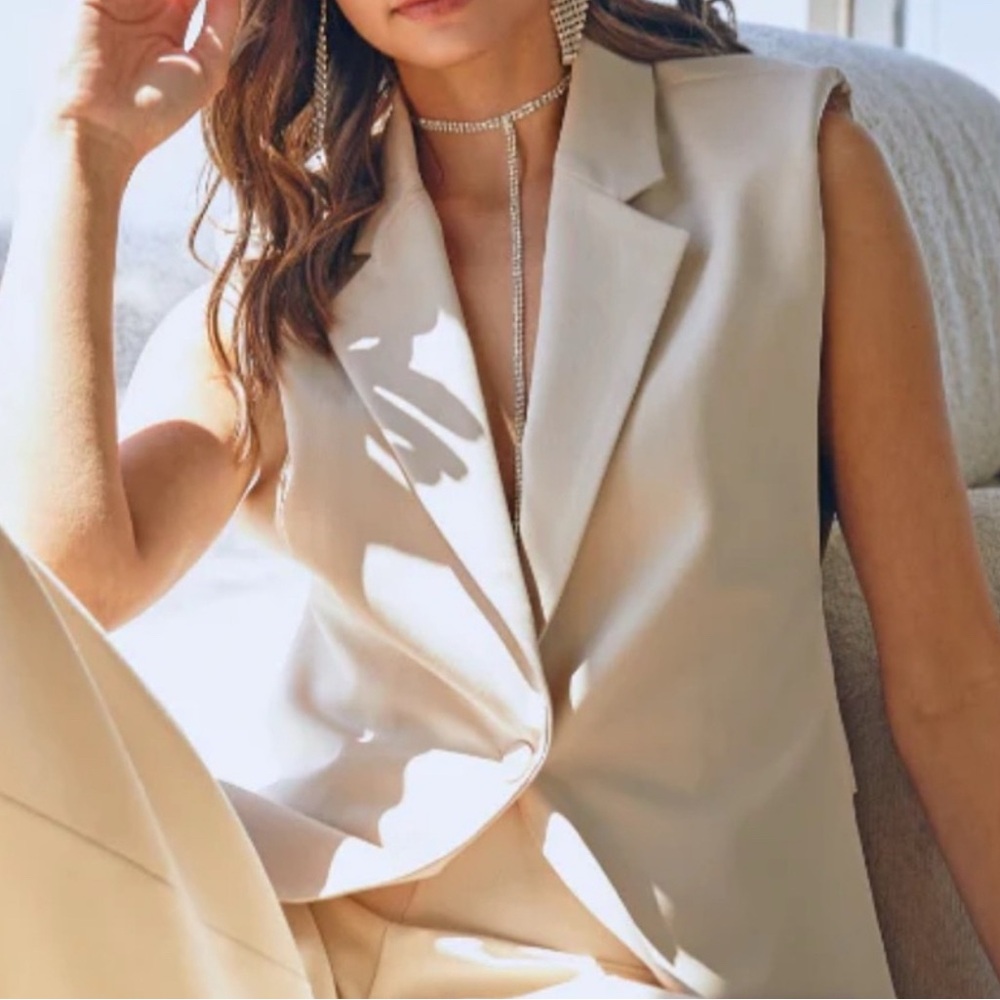 Talulah Sophisticated Vest For A Modern Style in Oatmeal Beige Size Medium
